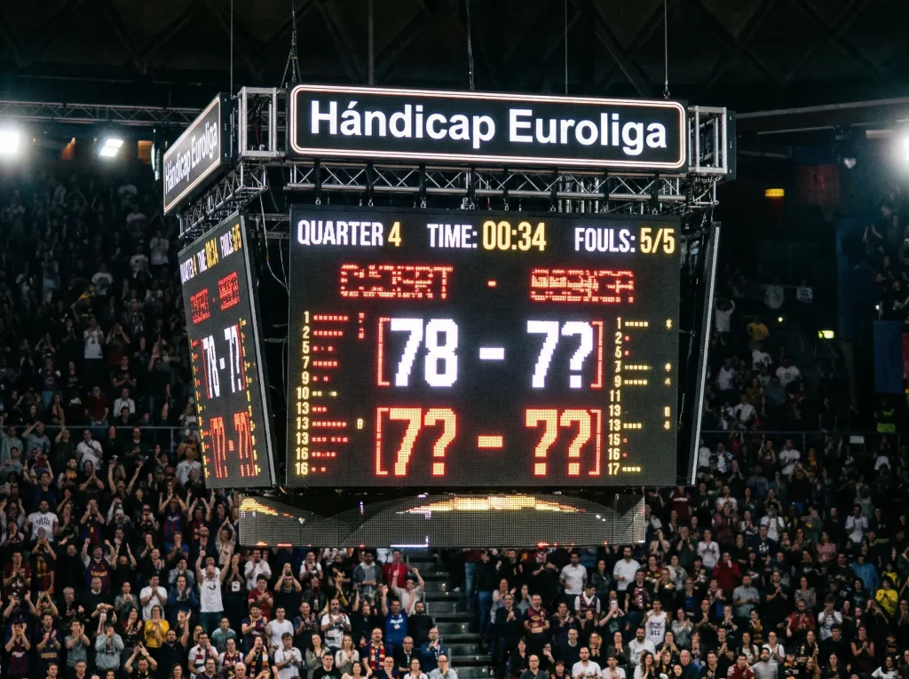 Marcador electrónico de un partido de baloncesto de Euroliga con diferencia de puntos ajustada