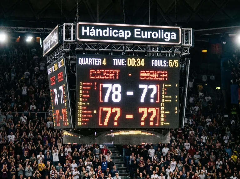 Marcador electrónico de un partido de baloncesto de Euroliga con diferencia de puntos ajustada